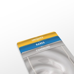Può includere: Un set di tre mazzi di carte con etichette per "Uniques", "Rares" e "Commons". Le carte sono grigie con un bordo bianco e un motivo a spirale.