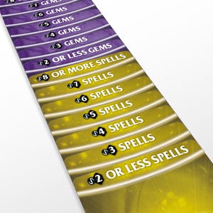 Puede incluir: Primer plano de una tarjeta de juego con texto. La tarjeta presenta secciones moradas y amarillas con texto blanco, incluyendo "GEMS" y "SPELLS". La tarjeta tiene un acabado brillante.