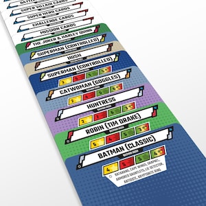 Könnte beinhalten: Eine Sammlung farbenfroher Superheldenkarten mit verschiedenen Charakternamen und Spielstatistiken. Die Karten zeigen Charaktere wie Superman, Catwoman und Batman, mit Text wie "Challenge Cards" und "Mission Cards".