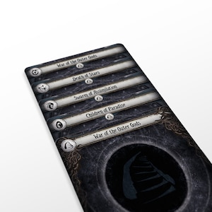 Puede incluir: Primer plano de cinco cartas con los títulos "War of the Outer Gods", "Death of Stars", "Swarm of Assimilation", "Children of Paradise" y "War of the Outer Gods".