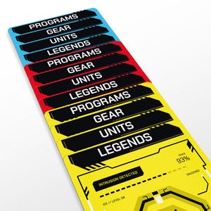 Può includere: Un tappetino da gioco rettangolare con uno sfondo sfumato che passa dal blu al rosso al giallo. Mostra barre orizzontali nere ripetute etichettate PROGRAMS, GEAR, UNITS e LEGENDS. La sezione gialla inferiore include il testo INTRUSION DETECTED, TRACE 93%, UNLOCKED e ICE // LEVEL 08.