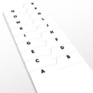Pode incluir: Separadores de índice alfabéticos brancos com letras pretas. As abas são dispostas em um padrão escalonado, com letras de A a R visíveis. Os separadores são projetados para organizar documentos e arquivos.