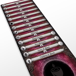 Puede incluir: Un tablero de juego vertical con un fondo magenta oscuro y una serie de ranuras rectangulares blancas horizontales. Cada ranura contiene texto que incluye Infected, Hunted, Friends in Low Places, Children of Blood, Bloodthirst, Blood Moon, Blood Blight, Agents of Zburamoarte, Afflicted, Blood Money, New Horizons, River of Blood y Children of Blood, acompañados de pequeños iconos circulares.