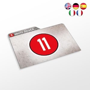 Könnte beinhalten: Eine hellgraue Aktenmappe mit einem roten Kreis mit der weißen Zahl 11. Der Ordnerreiter trägt die Aufschrift "11 WHITE DRIVER" in weißer Schrift. Der Hintergrund ist hellgrau mit einem strukturierten Muster.