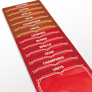 Op de afbeelding: Een stapel spelkaarten in rood- en bruintinten. Elke kaart is gelabeld met witte tekst, waaronder "LEGENDS", "RUNES", "SPELLS", "GEAR", "CHAMPIONS" en "UNITS". De kaarten hebben een geometrisch ontwerp.