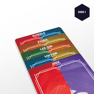 Pode incluir: Um conjunto de cartas de jogo coloridas com nomes como "Rumble", "Fiora" e "Lee Sin". Cada carta tem um gradiente de cor único e bordas geométricas brancas. O texto "Side 1" está em um hexágono azul escuro.