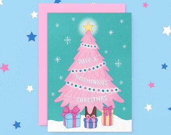Puede incluir: Un árbol de Navidad rosa con el texto "Have a Tremendous Christmas" en él. El árbol está decorado con luces y adornos coloridos. Hay tres regalos envueltos debajo del árbol.