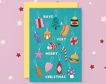 Puede incluir: Una tarjeta de Navidad azul turquesa con una variedad de adornos, incluyendo una casa de jengibre, un bastón de caramelo, una botella de salsa picante, una estrella, un gorro de Papá Noel, una hamburguesa, un perro caliente, un árbol de Navidad, una chancla y un hongo. La tarjeta dice "Have a Very Merry Christmas".
