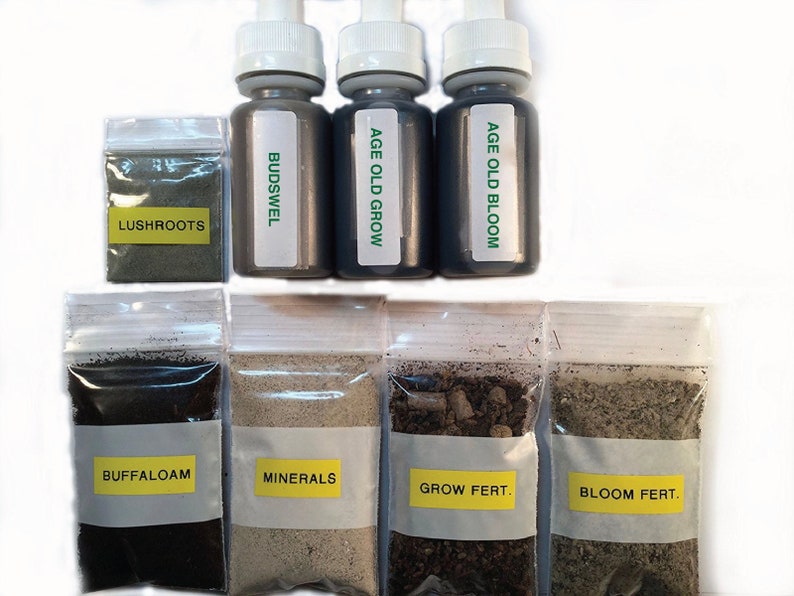 Pu&ograve; includere: Un set di forniture per il giardinaggio in sacchetti di plastica trasparenti, tra cui un piccolo sacchetto di polvere verde etichettato "LUSHROOTS", una bottiglia di liquido scuro etichettata "BUDSWEL", due bottiglie di liquido scuro etichettate "AGE OLD GROW" e "AGE OLD BLOOM", un sacchetto di terriccio marrone scuro etichettato "BUFFALOAM", un sacchetto di polvere marrone chiaro etichettato "MINERALS", un sacchetto di terriccio marrone scuro con piccole palline marroni etichettato "GROW FERT." e un sacchetto di terriccio marrone chiaro etichettato "BLOOM FERT."