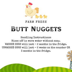 Könnte beinhalten: Eine humorvolle Grafik mit einem Cartoon-Huhn und Küken, mit dem Text "FARM FRESH BUTT NUGGETS". Handhabungshinweise sind unten angegeben. Eine Windmühle und grüne Hügel sind ebenfalls enthalten.