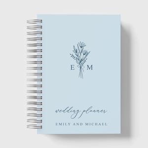 フローラルブーケウェディングプランナーブックパーソナライズ | パステルブルーとスレート | カラー選択可能 | 6 x 9 インチ | デザイン: A068