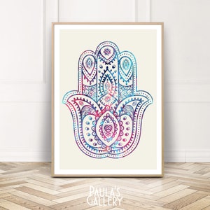 Può includere: Una mano di hamsa colorata con dettagli intricati in tonalità di blu, viola e rosa. La hamsa è un simbolo di protezione e buona fortuna in molte culture.