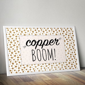 Może przedstawiać: Biały wydruk w ramie z tłem w złote kropki i tekstem "copper boom!" w czarnym, ozdobnym piśmie.
