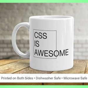 Pode incluir: Caneca de cerâmica branca com texto preto que diz "CSS IS AWESOME" impresso em uma caixa. Impresso em ambos os lados. Adequado para lava-louças e microondas.