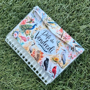 Peut inclure: Un ensemble de trois tasses en céramique avec une finition mate et mouchetée. Les tasses sont de couleur crème, marron clair et marron foncé. Chaque tasse a un design simple et minimaliste et une anse arrondie.