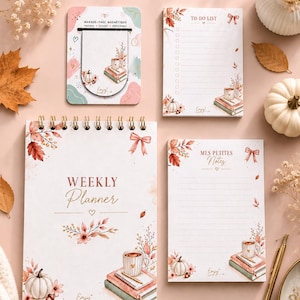 Peut inclure: Un ensemble de papeterie comprenant un planificateur hebdomadaire à spirales, un bloc-notes To-Do List, un bloc-notes Mes Petites Notes et un marque-page magnétique. Chaque article présente des illustrations automnales de citrouilles et livres.