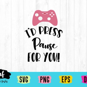 Può includere: Un controller per videogiochi rosa con il testo "I'd Press Pause For You!" in nero. L'immagine è su uno sfondo di legno bianco.