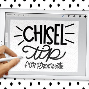 Könnte beinhalten: Ein weißes iPad mit einem schwarzen Stift auf dem Bildschirm. Der Bildschirm zeigt den Text "CHISEL tip for Procreate" in schwarzen Buchstaben.