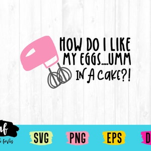 Peut inclure: Un batteur sur socle rose avec un fouet noir. Le texte "HOW DO I LIKE MY EGGS.....UMM IN A CAKE?!" est écrit en noir sous le batteur.