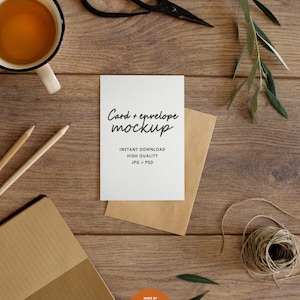 Carte avec enveloppe, PSD, Mockup, Kraft, style Toscane, modèle de carte de vœux, maquette de papeterie, surface en bois, téléchargement instantané