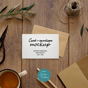 Kaart met envelop PSD mockup, Briefpapier sjabloon, Wenskaart mockup, Houten bureau accessoires, Lege kaart, Instant download