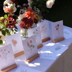 Met de hand geïllustreerde herfstbloemen tafelplan bruiloft en evenement / tafelkaarten / bruiloftsbriefpapier