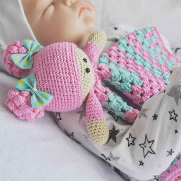 Douillette de bébé au crochet Amigurumi, modèle PDF, jouet de réconfort pour le sommeil de bébé, jouet fais de beaux rêves, poupée faite main