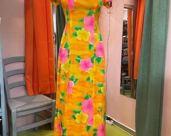 Abito vintage giallo Calabash House con fiori di ibisco rosa, taglia S / US 8, stile hawaiano vintage, prodotto alle Hawaii