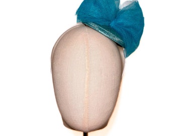 Türkisfarbener Fascinator mit Tüllschleife, Haarreifhut, Hut mit Schleife, Cocktailhut