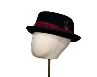 Black diamond pork pie hat, 57cm, dark red decoration, feather decoration,  felt hat, unisex hat