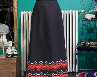 Gonna lunga a trapezio marrone/arancione Oravais, taglia 40 / US 10, fantasia funky, moda anni '70, vintage finlandese