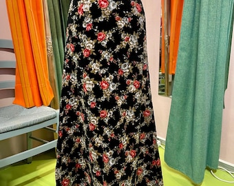 Gonna lunga a trapezio in velluto a coste Muoti-Tuote Leona, nera con fiori rosso mattone-grigi, C36 / US 6, moda anni '70, vintage finlandese