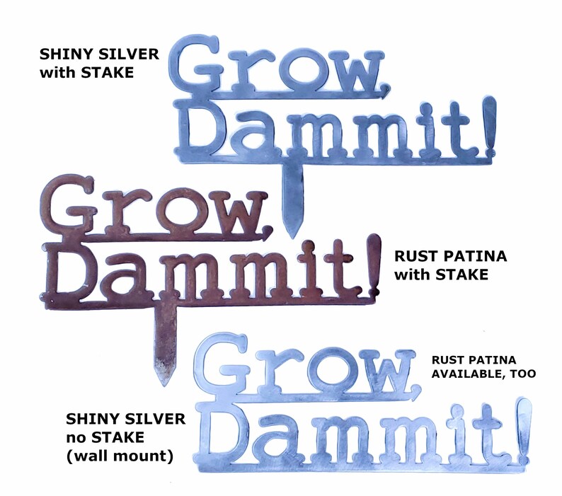 Puede incluir: Dos estacas de jard&iacute;n de metal con el texto "Grow Dammit!" en un estilo r&uacute;stico. La estaca superior es de plata brillante con una estaca, la estaca inferior es de color marr&oacute;n oxidado con una estaca. La estaca inferior tambi&eacute;n tiene una versi&oacute;n sin estaca para montaje en pared.