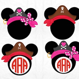 Könnte beinhalten: Zwei Sätze schwarzer Mäuseohren mit rosa und roten Piratenhüten. Die Hüte haben ein Totenkopf- und Knochenkreuz-Design. Die Ohren haben eine rosa-weiße Polka-Dot-Schleife und eine rot-weiße Polka-Dot-Schleife. Die Ohren haben einen goldenen Ohrring. Die Hüte haben ein rot-weiß gestreiftes Band. Die Ohren haben einen monogrammierten Kreis in der Mitte.