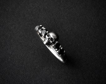 Anillo de calavera y piedras / anillo de calavera de plata de ley / calaveras y piedras / anillo de calavera de piedra negra / joyería de calavera única / 925 / anillo de promesa