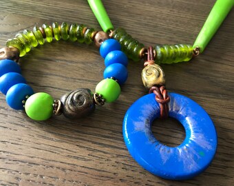 Conjunto de collar y pulsera de arcilla polimérica: verde, azul y vidrio reciclado.