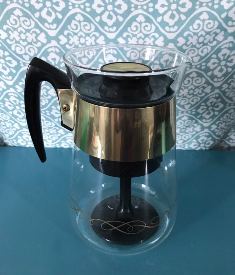 Vintage Pyrex carafe gold scroll 6 cup 