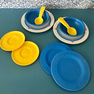 Vintage Fisher Price Fun with Food dishes set, plates bowls and spoons, retro kitchen