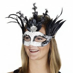 Black and White Mask, Queen Of Hearts Feather Mask for Halloween, Cosplay, Masquerade Ball, Festivals, Parties & Special Event ZUCKER®