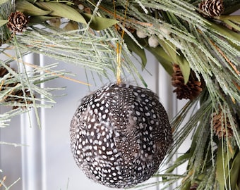 Decorative Black and White Feather Ornament - Natural Guinea Feather Christmas Decor, Unique Holiday Decorative feather ornament ZUCKER®