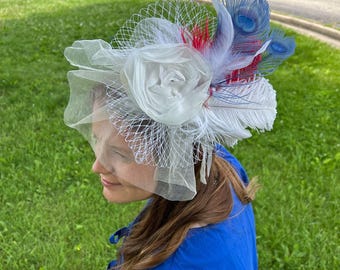 Inspirado Vintage Marfil fascinador de plumas con arco de Tulle y flor para fiestas de disfraces, Halloween, bodas y eventos especiales
