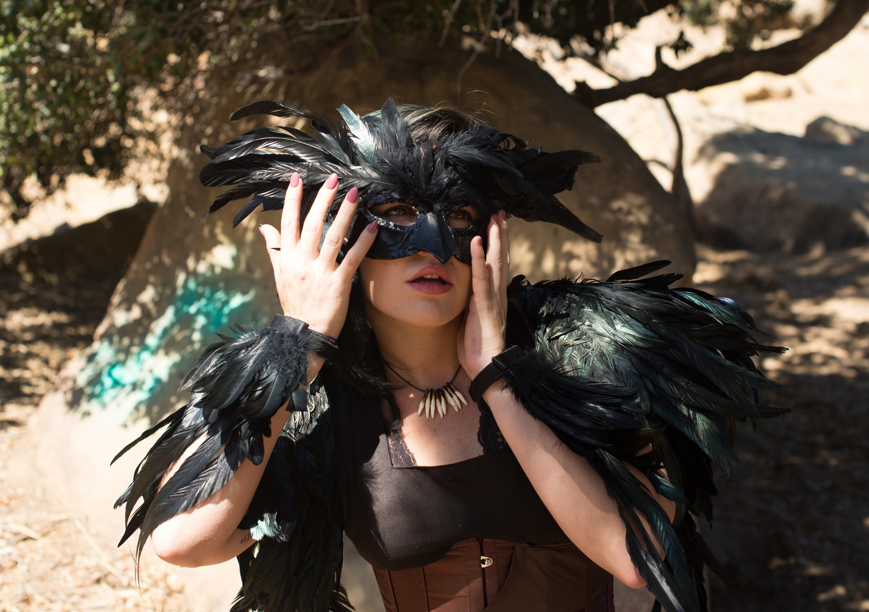 Premium AI Image  A woman in a black bird costume with a black mask and  wings.