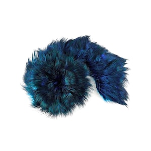 Op de afbeelding: Een lange, pluizige veren boa met een levendig kleurenpalet van diep marineblauw, koningsblauw en iriserend talinggroen. De veren zijn dicht op elkaar geplaatst, wat zorgt voor een volumineus, getextureerd uiterlijk met een zachte uitstraling.