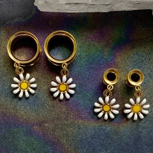 I'm Your Daisy Flower Dangles Gold Steel Ear Plugs Gauges Tunnels Yellow Dangle Earrings Dasies 2g 0g 00g 1/2" 9/16" 5/8" by PINK ALIEN BABE