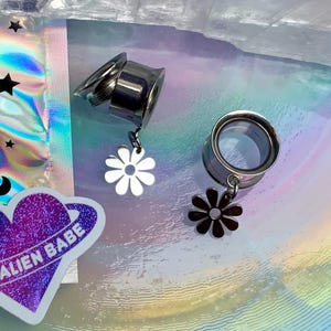 Electric Groove Flowers Dangle Gauges Silver Steel Ear Plugs Tunnels Little Tiny Small Flower Earrings 2g 0g 00g 1/2&quot; 9/16&quot; 5/8&quot; 7/8&quot; 1&quot;