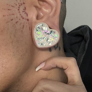Elsa Love Bouchons d&#39;oreilles en forme de coeur à paillettes irisées blanches Boucles d&#39;oreilles tunnels Coeurs 2 g 0 g 00 g 1/2&quot; 9/16&quot; 5/8&quot; 3/4&quot; 7/8&quot; 1&quot; 28 mm 30 mm
