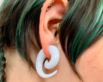 ht NA Sold as a Pair Devious Steel Fang Ear Gauge Spiral Hanging Tapers ht NA Sold as a Pair Devious Steel Fang Ear Gauge Spiral Hanging Tapers