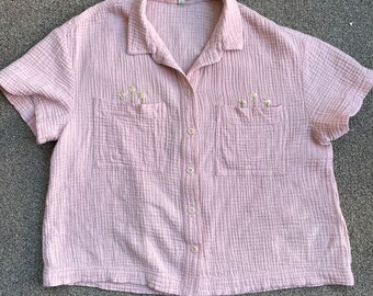 Pocket daisies thrifted hand embroidered pink and white thrifted button down shirt madewell size small
