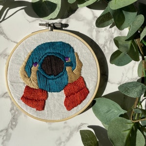 Gezellige trui en koffie verbrand oranje donker groenblauw handgeborduurde hoepeltherapie therapeut decoratie cadeau wanddecor