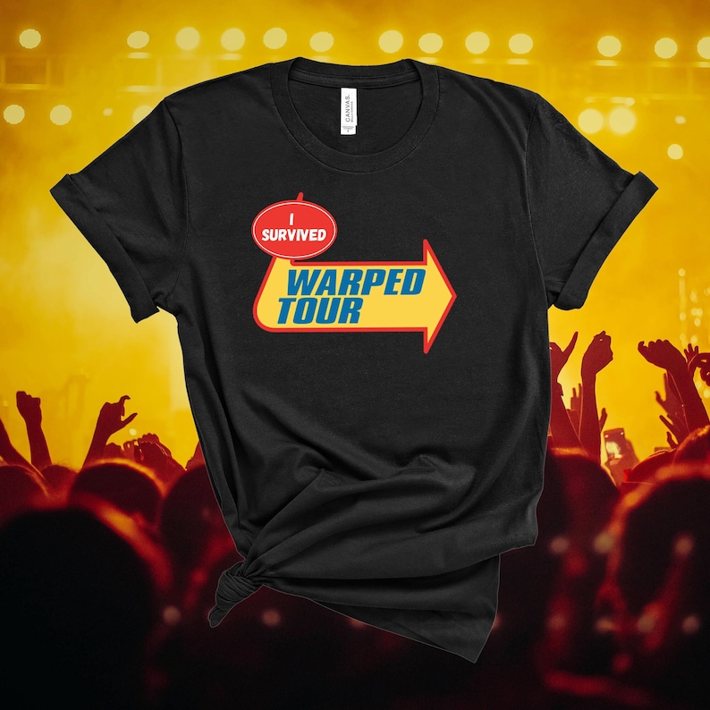 Puede incluir: Camiseta negra con un gr&aacute;fico de flecha amarilla que dice "Warped Tour" en texto azul. Un c&iacute;rculo rojo con el texto "I Survived" est&aacute; por encima de la flecha.